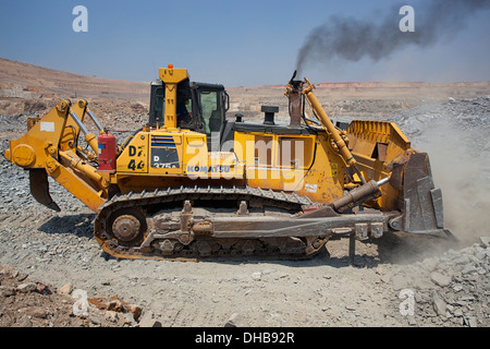 Un Komatsu D375un trattore cingolato bulldozer apripista in azione, Zambia Foto Stock