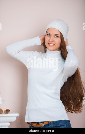 Ragazza in un cappello bianco e un maglione Foto Stock