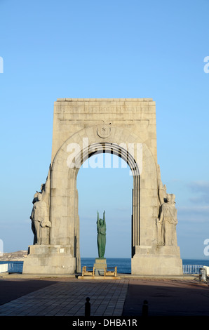 Monumento in Stile Art Deco aux Morts d'Orient War Memorial sul lungomare di Vallon des Auffes Marsiglia Provenza Francia Foto Stock