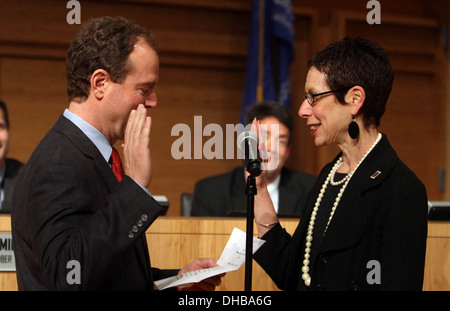 Congressman Adam Schiff Weho sindaco pro termine terra Abbe Jeff Prang e terra di Abbe West Hollywood nuovo sindaco & Sindaco pro tem giurato Foto Stock