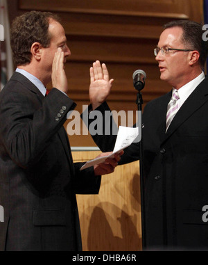 Congressman Adam Schiff Weho Sindaco Jeffrey beffa Jeff Prang e terra di Abbe West Hollywood nuovo sindaco & Sindaco pro tem giurato in Foto Stock