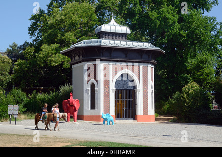 In Stile orientale o Mughal Elephant House, Animal House o Kiosk nell'ex Zoo di Marsiglia, Nei Giardini del Palais de Longchamp Gardens Francia Foto Stock