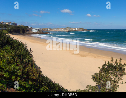 Porthminster beach St Ives Cornwall con onde bianco e il blu del mare e del cielo su un bel giorno di estate Foto Stock