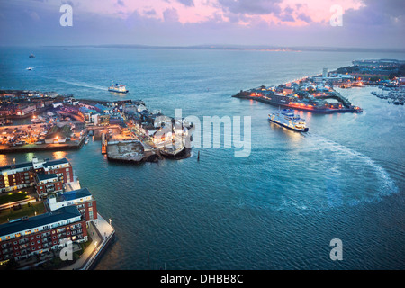 Isola di Wight traghetti Cross all'entrata di Portsmouth Porto al tramonto, visto da Spinnaker Tower, Hampshire, Regno Unito Foto Stock