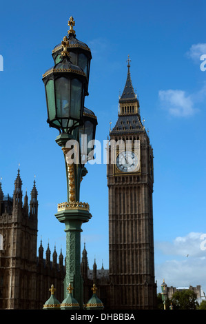 Westminster Bridge Road lampada & Elizabeth Tower, Palazzo di Westminster, London, England, Regno Unito Foto Stock