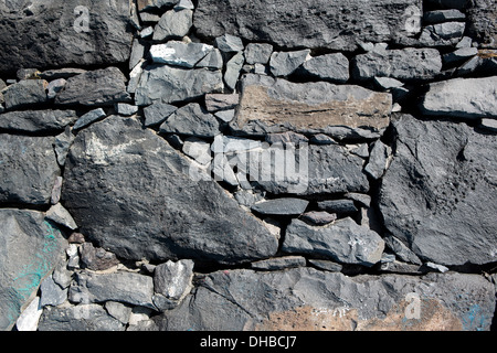 In prossimità di un vecchio e screpolata muro in pietra Foto Stock