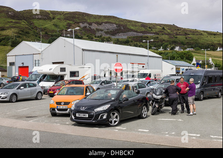 Il traffico in linee in attesa dell arrivo del traghetto a UIG sull isola di Skye UK UE Foto Stock