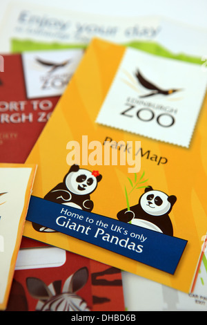 Lo Zoo di Edimburgo mappa del parco e altra letteratura evidenziando il panda gigante che sono in prestito dalla Cina in dieci anni di trattativa Foto Stock