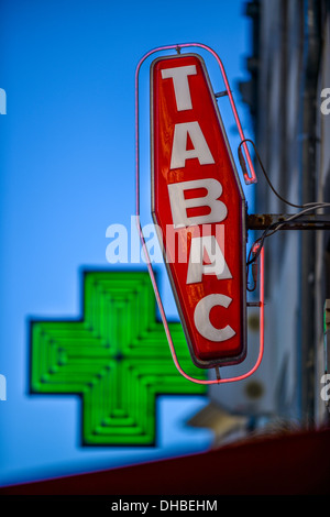 Farmacia segno e Tabac segno. Granville, Normandie, Francia. Foto Stock