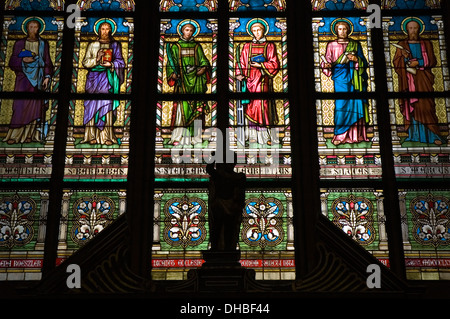 Vetrata la principale cattedrale di Praga si trova all'interno di Hradcany Castle Foto Stock