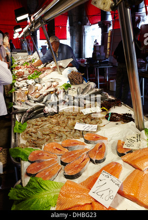 Shopping per il pesce fresco al mercato di Rialto, Venezia, Italia. Foto Stock