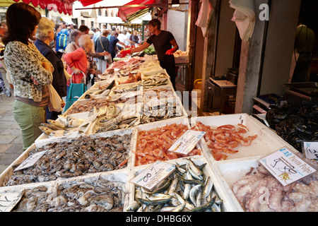 Shopping per il pesce fresco al mercato di Rialto, Venezia, Italia. Foto Stock