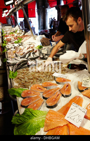 Shopping per il pesce fresco al mercato di Rialto, Venezia, Italia. Foto Stock