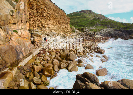 Il mare e la scogliera di rocce a valle culla Porth Nanven vicino a St appena West Cornwall Inghilterra REGNO UNITO Foto Stock