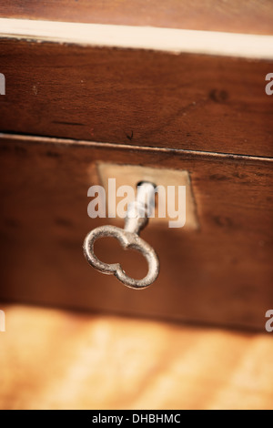 Primo piano della vendemmia di chiusura cassa di legno e la chiave Foto Stock