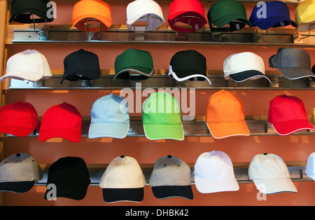 Colorato i cappelli da baseball su casi di esposizioni Foto Stock