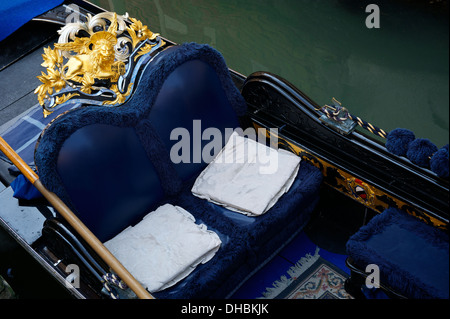 Oro e blu posh gondola nel canale di Venezia Italia Foto Stock