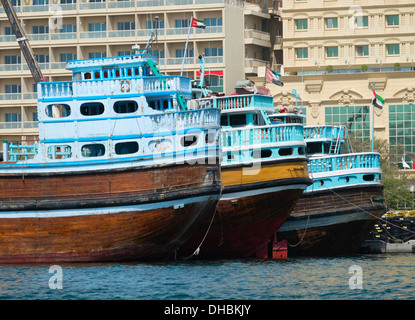Dhow tradizionale Ormeggiato accanto al fiume Creek di Dubai Emirati Arabi Uniti EMIRATI ARABI UNITI Foto Stock