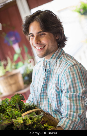 Lavorando su di una azienda agricola biologica. Foto Stock