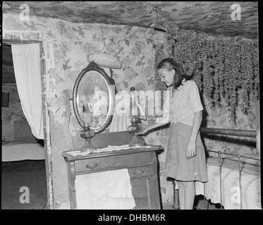 Figlia di John Whitehead con lampada di kerosene. Coleman Fuel Company, Uccello Rosso miniera, campo, Bell County, Kentucky. 541204 Foto Stock