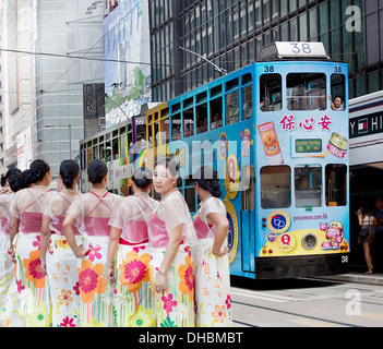 Una fotografia a colori di un gruppo locale di donna cinese in abito cerimoniale di Hong Kong Foto Stock