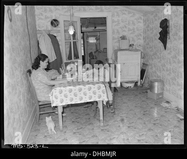 La sala da pranzo nella casa di Manuel Alcala, minatore, che vivono in società di progetto di alloggiamento. National Fuel Company, Monarch Mine... 540467 Foto Stock