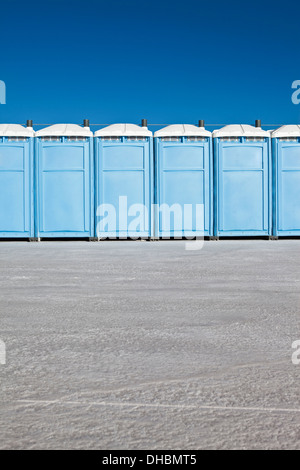 Fila di bagni portatili su Bonneville Saline, durante la settimana della velocità Foto Stock