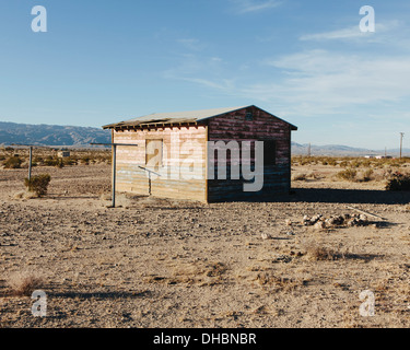 Un piccolo edificio abbandonato nel deserto di Mojave paesaggio. Foto Stock