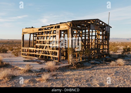 Un piccolo edificio abbandonato nel deserto di Mojave paesaggio. Foto Stock