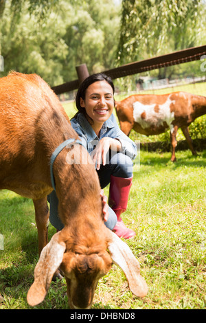 Un agriturismo biologico nelle Catskills Mountains. Una donna con due grandi capre. Foto Stock