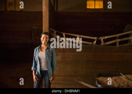 Un agriturismo biologico nelle Catskills Mountains. Una donna in un cavallo stabile. Foto Stock