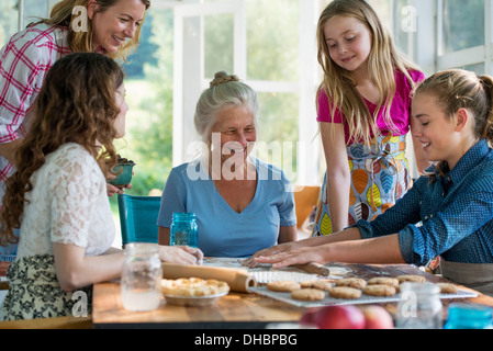 Agriturismo nel paese nello Stato di New York. Quattro generazioni di donne in una famiglia la cottura insieme. Foto Stock