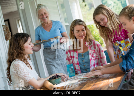 Agriturismo nel paese nello Stato di New York. Quattro generazioni di donne in una famiglia i biscotti di cottura e la torta di mele. Foto Stock