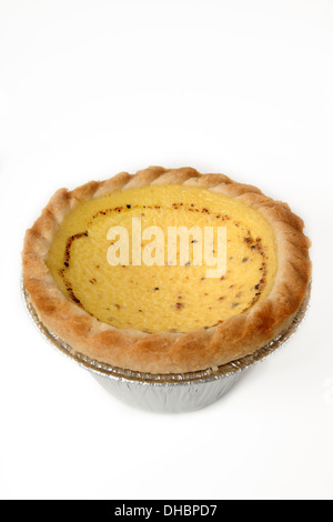 British Style budino tart cosparso con noce moscata studio isolato Foto Stock