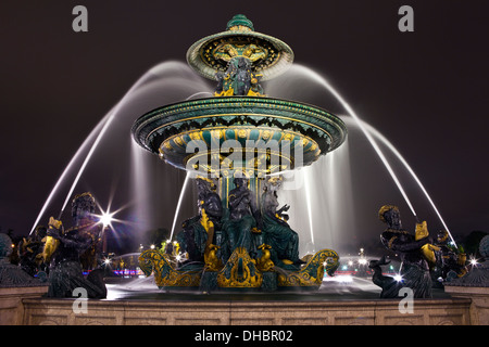 Una bella fontana a Place de la Concorde a Parigi. Foto Stock