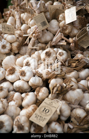 Aglio impilati su una produzione di stallo a Frampton Country Fair, Frampton on severn, Gloucestershire, Regno Unito Foto Stock