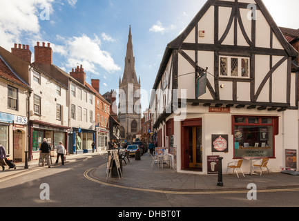 Una vista lungo Kirkgate, strada dello shopping nella città vecchia di Newark on Trent, Nottinghamshire, England, Regno Unito Foto Stock