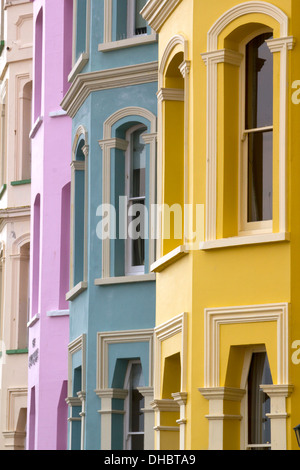 Color pastello hotel facciate in una riga a schiera sulla spianata di Tenby, Pembrokeshire, Wales, Regno Unito Foto Stock