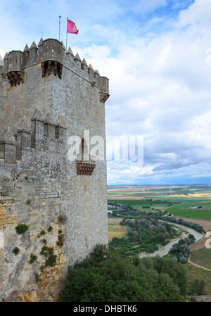 Almodovar castello oltre la fertile valle del fiume Guadalquivir Foto Stock