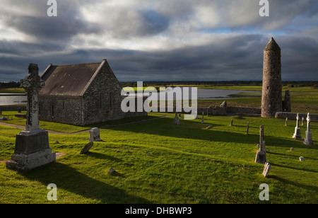 La Chiesa Occidentale e la torre rotonda, Clonmacnoise sito monastico sul fiume Shannon, nella contea di Offaly, Irlanda Foto Stock