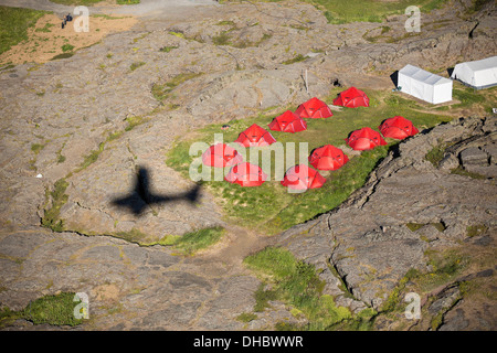 Ombra del piccolo aeroplano e tende, il Lago Myvatn Area, Islanda Foto Stock