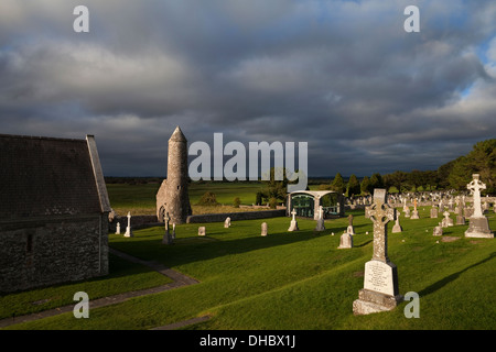 La Chiesa occidentale, torre rotonda e moderna Cappella, Clonmacnoise centro ecclesiastico, nella contea di Offaly, Irlanda Foto Stock