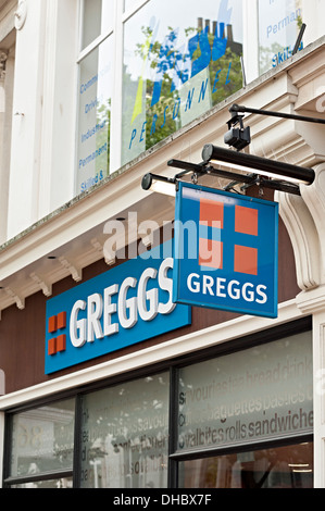 Greggs Birmingham high street panetteria e una fetta di torta venditore Foto Stock