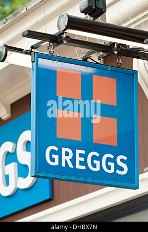 Greggs Birmingham high street panetteria e una fetta di torta venditore Foto Stock