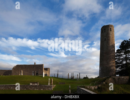 Vi secolo cattedrale (sinistra) e Round Tower, Clonmacnois sito monastico, stabilito dalla St Ciaren, nella contea di Offaly, Irlanda Foto Stock