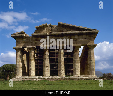 L'Italia. Paestum. Tempio di Nettuno, effettivamente dedicato alla dea Hera. Costruito intorno al 450-460 A.C. In stile dorico. Parte anteriore. Foto Stock