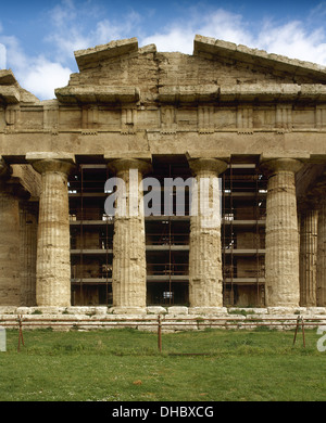 L'Italia. Paestum. Tempio di Nettuno, effettivamente dedicato alla dea Hera. Costruito intorno al 450-460 A.C. In stile dorico. Parte anteriore. Foto Stock