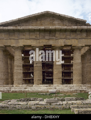 L'Italia. Paestum. Tempio di Nettuno, effettivamente dedicato alla dea Hera. Costruito intorno al 450-460 A.C. In stile dorico. Parte anteriore. Foto Stock