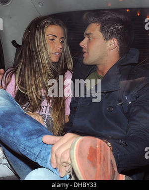 Katie Price aka Jordan e il suo fidanzato Leandro Penna abbraccio e bacio nel retro di un taxi sulla loro strada per tornare in un hotel dopo un Foto Stock