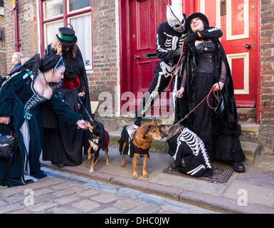 Goti a Whitby Goth Weekend Festival. Whitby, North Yorkshire, Inghilterra. Regno Unito Foto Stock